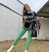 Campera de polar con estampado de cebra y forro de polar negro.