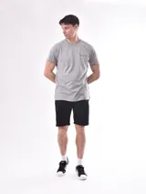 Remera gris melange de manga corta con pequeño estampado en el pecho.