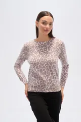 Sweater de punto con estampado animal print, cuello redondo a la base y mangas largas. Presenta un corte holgado y cómodo.