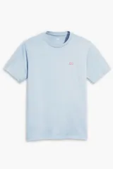 Remera celeste de manga corta Levi's, con cuello redondo y pequeño logo rojo bordado en el pecho.