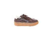 Championes urbanos confeccionados en una combinación de cuero y gamuza en tono marrón chocolate, con suela tipo plataforma y cordones al tono.