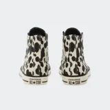 Championes Converse Chuck Taylor All Star de caña alta, con capellada de lona estampada con diseño de manchas tipo animal print en blanco y negro. Presenta el parche clásico de la marca en el lateral, puntera de goma y suela vulcanizada.