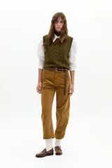 Pantalón de corte barrel relajado confeccionado en corduroy de algodón con un toque de spandex. Presenta un diseño de tiro medio con bolsillos laterales y cierre frontal.