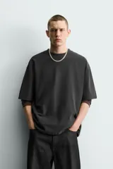 Camiseta boxy fit de algodón color verde militar, con cuello redondo y manga corta.