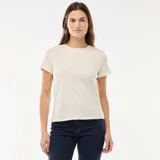 Camiseta de punto de manga corta en color crudo, con cuello redondo y corte estándar.