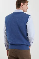 Chaleco de punto negro con cuello en V y ribete en el bajo.