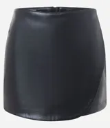 Short pollera de tiro alto confeccionado en poliuretano con acabado liso. Presenta un diseño cruzado en el frente, cierre posterior con cremallera y corte ajustado.