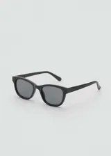 Gafas de sol con montura de pasta negra de diseño clásico y lentes oscuras con protección UV.