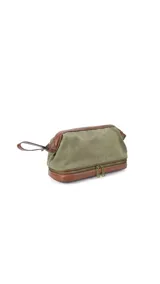 Neceser de lona canvas color verde militar con detalles y base en cuero sintético marrón. Posee apertura superior con cierre metálico y doble bolsillo interno (uno con cierre y otro abierto). La base cuenta con un bolsillo extra con cierre.