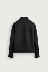 Cazadora regular fit de paño en color marrón, con cuello solapa, manga larga con puño abotonado, bolsillos de vivo en la cadera y cierre frontal con cremallera.