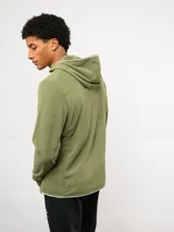 Campera de entrenamiento Umbro con capucha, cierre frontal completo y bolsillo en el pecho de nylon con cierre. Presenta una textura de tejido en relieve y logo de la marca estampado en el bolsillo.