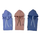 Canguro azul con capucha y cordones blancos, logo de la marca en el pecho.