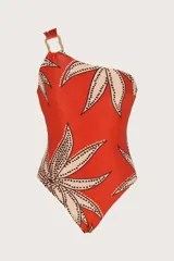 Traje de baño entero asimétrico color naranja con estampado de hojas beige y detalle de hebilla de madera en el tirante.