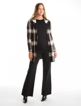 Cardigan tejido de corte recto con diseño a cuadros, cuello con solapa, cierre frontal con botones y bolsillos aplicados en la parte delantera.