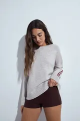 Short de tiro medio con calce ajustado, diseño minimalista y versátil en color negro.