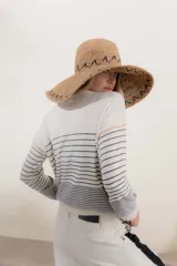 Sweater color crema con rayas horizontales y mangas largas.