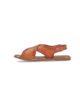 Sandalia Hush Puppies modelo Nazario, color marrón, con diseño de tiras cruzadas en el empeine, detalle de costuras decorativas y cierre con hebilla lateral.