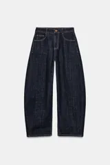 Jeans de tiro alto confeccionados en denim azul oscuro, con diseño barrel de pernera holgada que se estrecha hacia los tobillos. Cuenta con cinco bolsillos, trabillas para cinto y cierre frontal con cremallera y botón.
