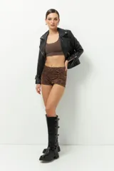 Top corto blanco de manga corta con escote cuadrado.