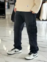 Pantalón cargo de jean estilo oversize, color celeste, con bolsillos laterales con solapa y corte recto.