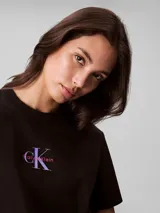 Remera de manga corta Calvin Klein, color negro, con cuello redondo y logo de la marca estampado en el centro del pecho en tonos degradados.