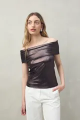 Top negro con escote off-shoulder, de tejido de punto con efecto satinado y corte ajustado.