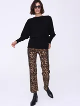 Pantalón de corte recto con estampado de leopardo.