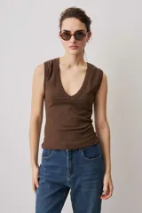 Musculosa negra de algodón con escote en V pronunciado.