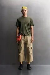 Camiseta técnica regular fit de Zara Athleticz, color verde militar con diseño de rayas sutiles, cuello redondo y manga corta. Confeccionada en tejido ligero, elástico y de secado rápido con costuras planas.