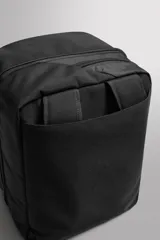 Mochila negra de tejido técnico con compartimento principal con cierre de cremallera y dos compartimentos internos con cierre de cremallera. Bolsillo frontal con cierre de cremallera, asa de mano, asa de hombro ajustable y extraíble, y dos asas de hombro acolchadas y ajustables con cinta con hebilla de liberación rápida.