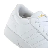 Championes Adidas Breaknet 3.0 de estilo urbano, color blanco con detalles en dorado en la lengüeta. Presentan el diseño clásico de tres bandas laterales y suela de goma al tono.