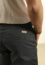 Bermuda verde oscuro de lino y algodón, corte relaxed fit, con cintura elástica ajustable con cordón, bolsillos frontales y traseros.