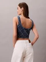 Musculosa cropped de denim azul con estampado geométrico de monogramas y cuello redondo.