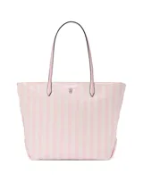 Bolso tipo tote a rayas verticales rosadas y blancas, con doble asa de hombro y detalles metálicos con monograma frontal.