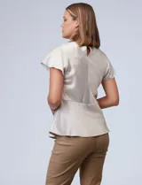 Blusa color beige de satén, marca Alex & Lili. Manga corta amplia, corte bajo el busto y espalda con abertura ojal y botón.