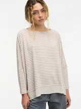 Sweater de calce amplio con cuello redondo y mangas ajustadas. Presenta un diseño a rayas horizontales en tonos beige y blanco, con un detalle de sobre remera en el bajo.