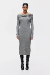 Vestido midi ajustado confeccionado en punto fino, con diseño de hombros descubiertos y detalle de nudo en el escote. Presenta mangas largas y una silueta entallada.