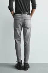 Jeans skinny cropped fit de corte ajustado y tiro medio, con diseño de cinco bolsillos y efecto lavado.
