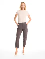 Pantalón de corte crop, color gris, con diseño de cinco bolsillos, cierre frontal con botón y ruedo irregular con terminación desflecada.