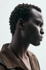 Camisa de manga larga color marrón oscuro, con cuello solapa y abertura frontal, confeccionada en tejido fluido con mezcla de modal. Presenta un calce relajado y aberturas laterales en el bajo.