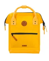Mochila urbana Cabaia modelo Adventurer, color amarillo, con diseño de apertura amplia, asas superiores reforzadas, bolsillo frontal con cierre y parche de cuero sintético con logo de la marca.
