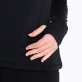 Remera de manga larga técnica Merrell, color negro, con cuello redondo, costuras planas y orificios para el pulgar en los puños. Presenta logo de la marca estampado en el pecho y detalles reflectantes.