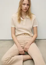 Jeans Sienna de tiro medio y corte flare con diseño crop y bajo deshilachado. Cuenta con cinco bolsillos, cierre de cremallera y botón, y trabillas para cinto.