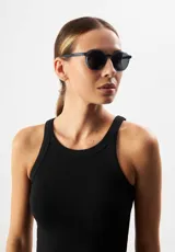 Lentes de sol redondos color champagne con lentes grises. Fabricados con acetato biodegradable y lentes de PMMA reciclado.