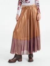 Falda midi metalizada color bronce con textura plisada y pretina elástica. Tiene un panel inferior color lila.