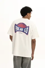 Remera marrón con efecto gastado y logo estampado en el pecho.