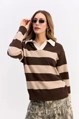 Buzo de tejido liviano con diseño de rayas horizontales en azul marino y gris, cuello tipo polo en color crema y mangas largas.