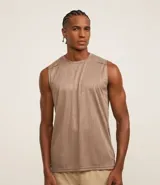 Musculosa deportiva masculina color beige, con cuello redondo y estampado sutil de líneas. Presenta recortes en los hombros y está confeccionada con tecnología Dry para mayor transpirabilidad.