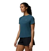 Remera técnica de running Columbia modelo Stealth Spring S Tee, de color azul, con mangas corta tipo raglán, cuello redondo y logo reflectante de la marca en el pecho.