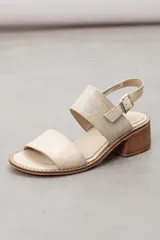 Sandalia de cuero vacuno color tostado con taco bajo y ancho, tira frontal lisa y tira ancha con textura de cocodrilo en el empeine, y tira ajustable al talón con hebilla metálica.